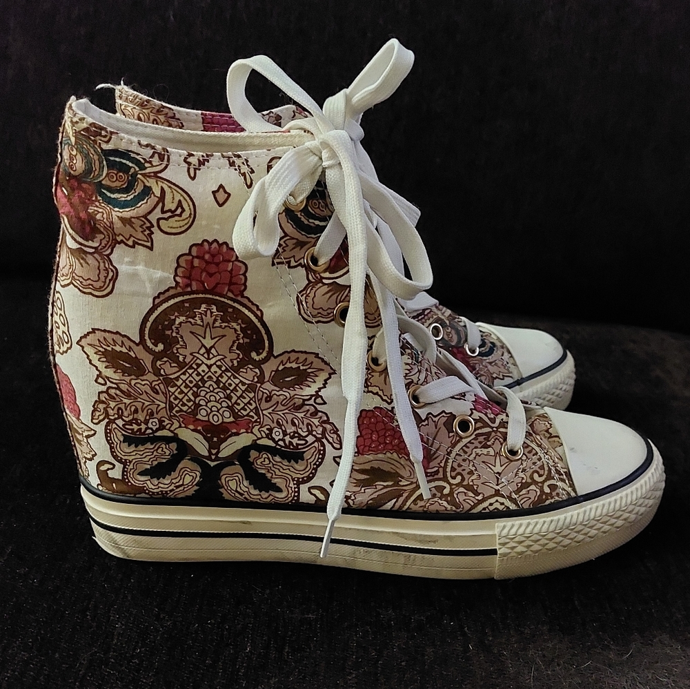 Stylish Woman High Top Sneakers